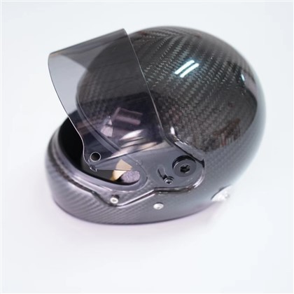 Kask z włókna węglowego